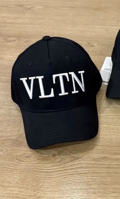 Оригинална шапка на Valentino
