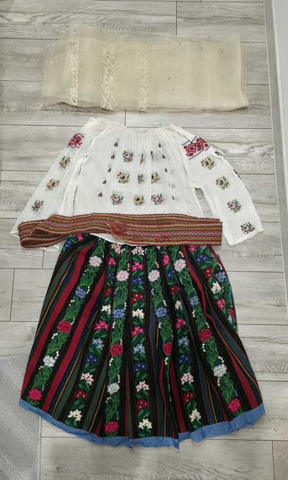 Costum popular autentic