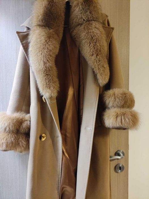 Палто от кашмир с естествена яка