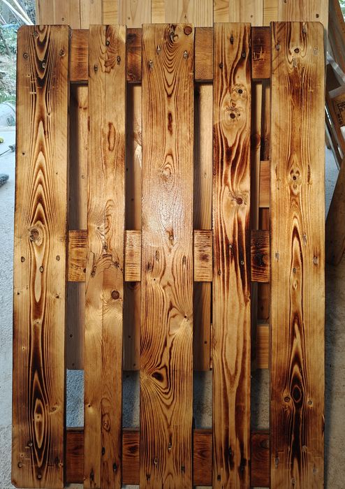 Paleți șlefuiți și lăcuiți pentru terase