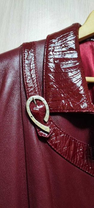 Продаю плащ красный кожаный б/у