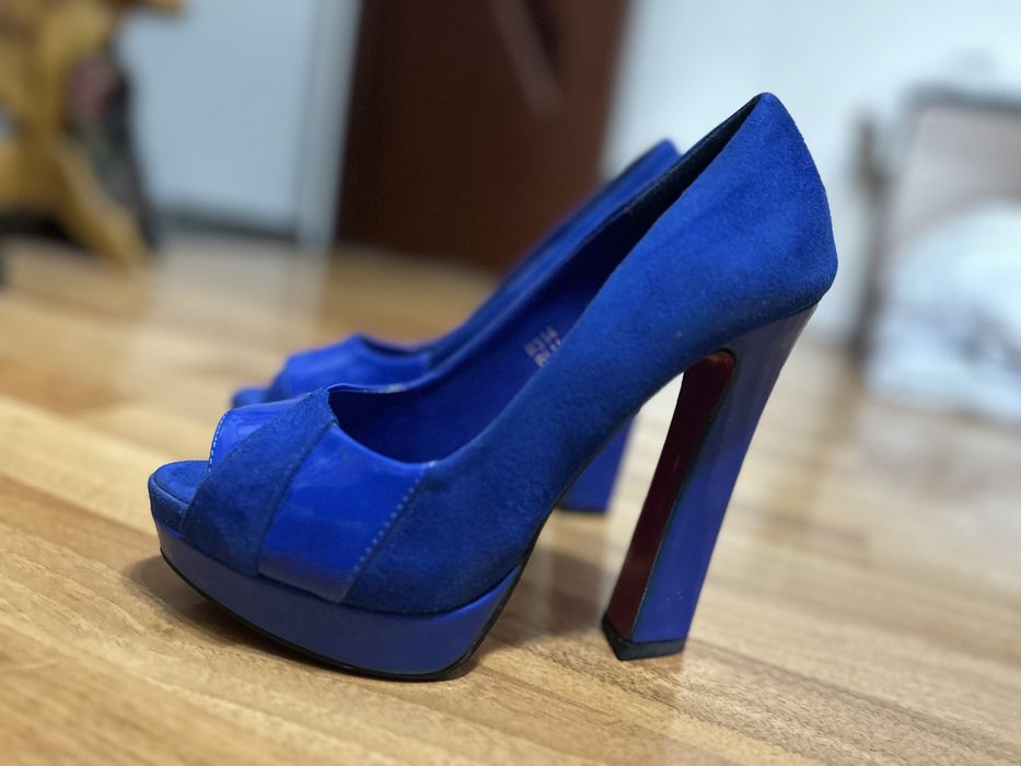 Pantofi cu toc albaștri