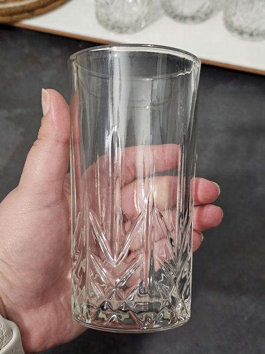 Vand Set 4 pahare din sticlă groasă și foarte rezistentă.