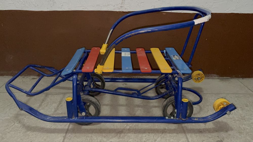 Санки синего цвета