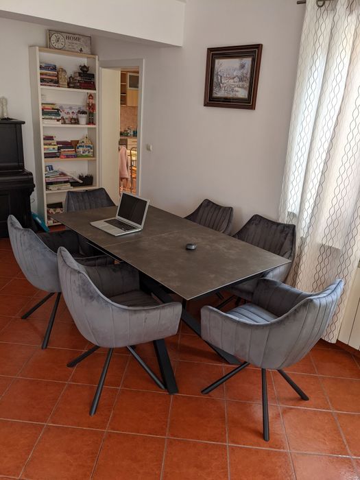 Masă extensibilă cu 6 scaune rotative