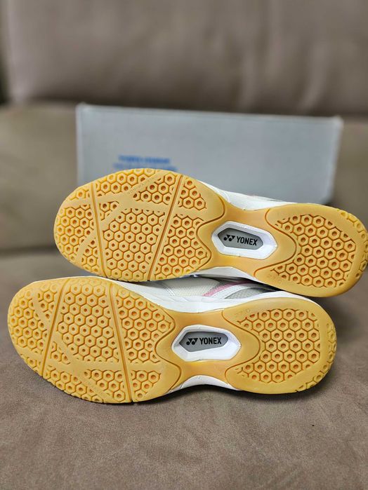 Yonex дамски маратонки за бадминтон номер 42 стелка 27см.