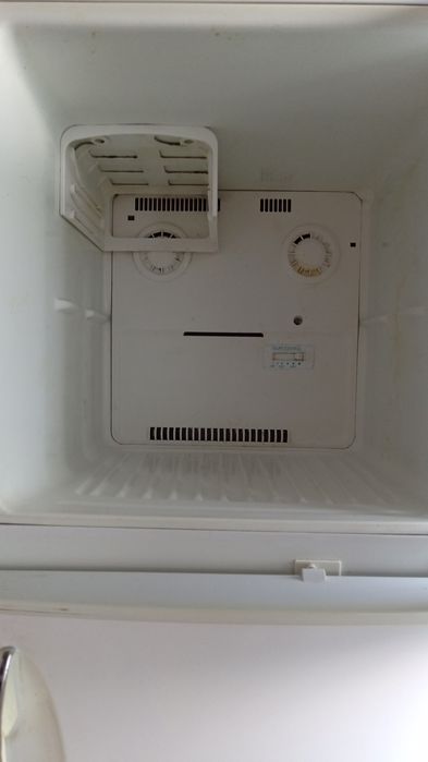 Холодильник LG 2 хкамерный ,морозит хорошо