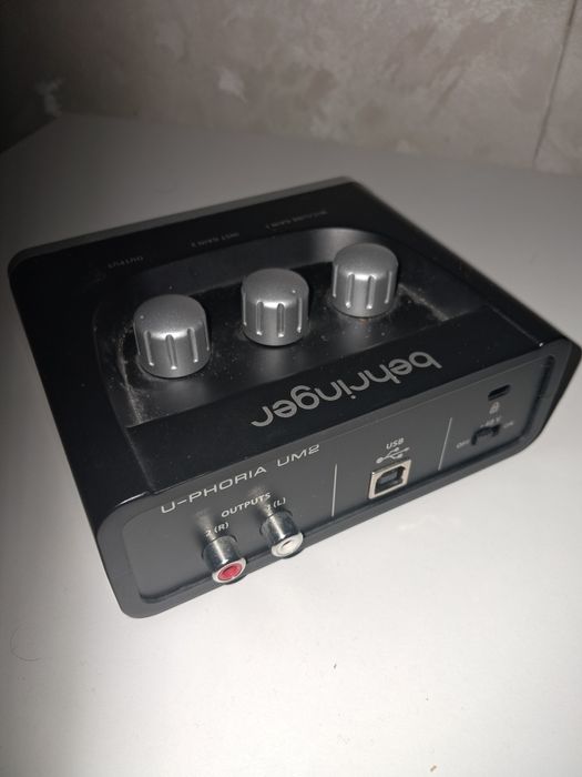 Звуковая карта BEHRINGER U-Phoria UM2