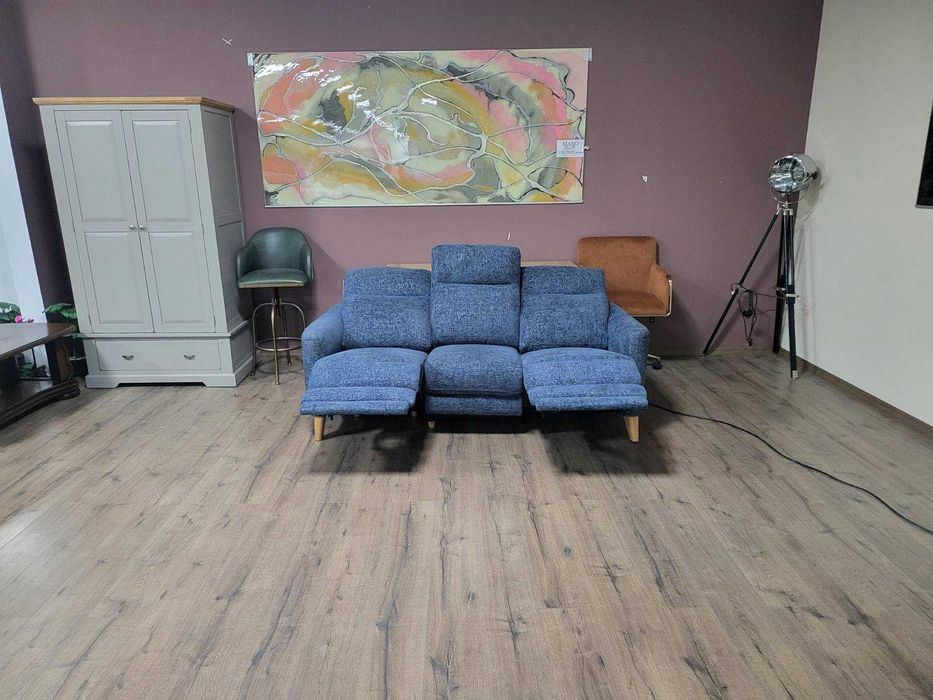 Сив диван от плат тройка с електрически релаксиращ механизъм