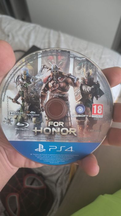 Vând PlayStation 4slim de 1Tb(1 tera).Consola vine însoțită de 2 manete PlayStation 4 model army împreună cu docul de încărcare a manetelor și  hdmi.