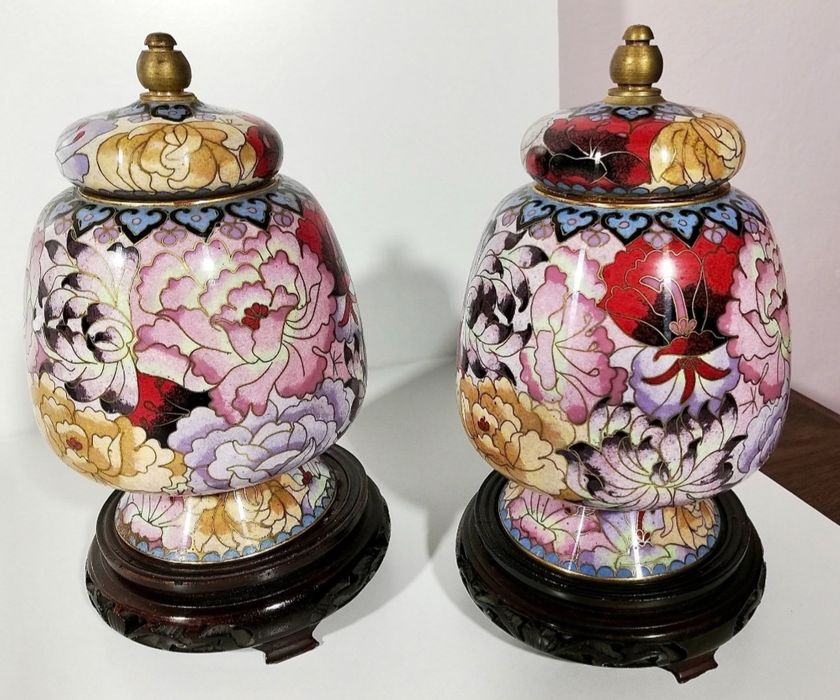 Вази (2) - Месинг, емайл от клоазон, Дърво - Китай - Втората половина