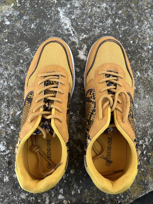 Горчично жълти и крокодилски кецове.