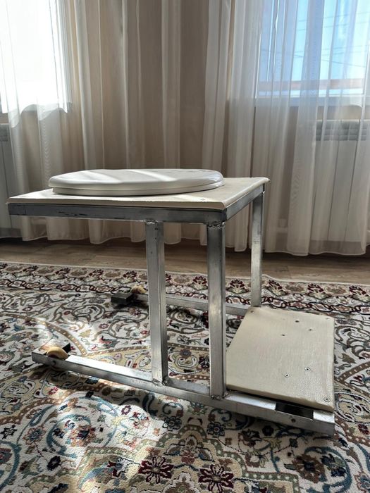 Коляска для перевозки инвалидов на унитаз