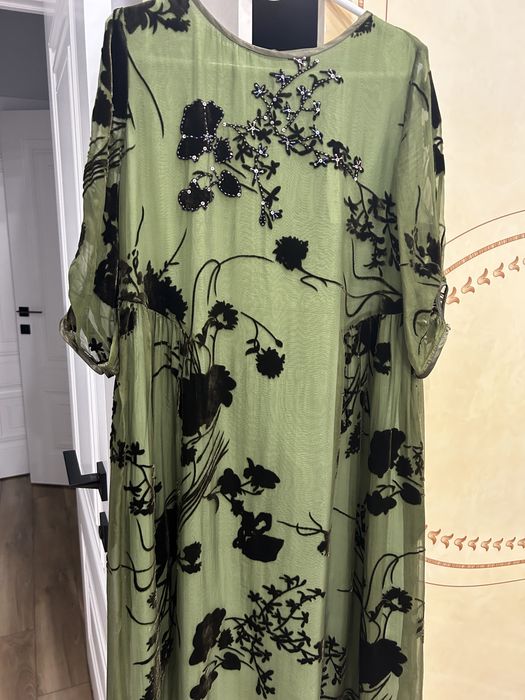 Зеленое платье из помбархата.