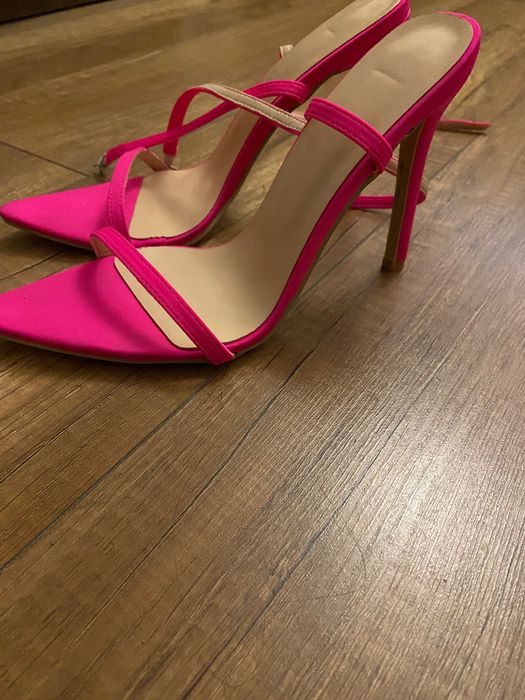 Високи розови токчета