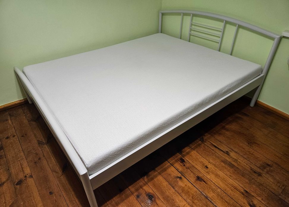 Легло спалня с нощни шкафчета