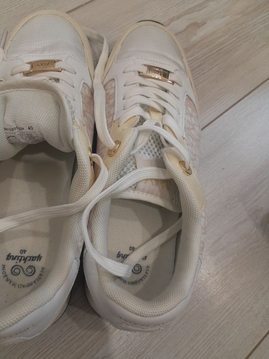 Продаю Женские Кроссовки