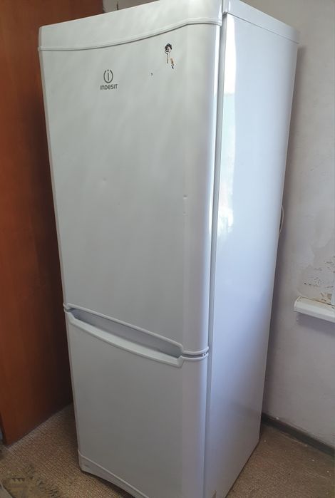 Продам холодильник indesit