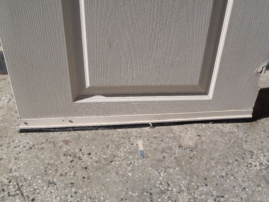 Бяла интериорна врата с брава със заключване