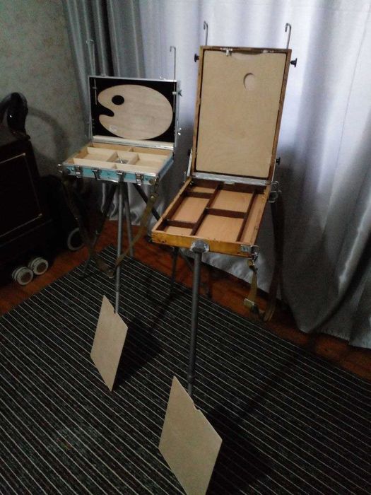 этюдники размеры  40+28+8  и  34+23+8   есть кисточки.