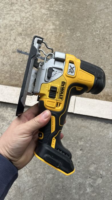 Vand Fierastrau pendular Dewalt DCS355