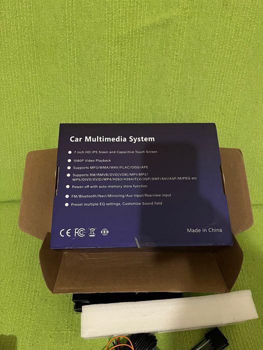 Vând  radio cd auto cu ecran retractabil ,telecomanda