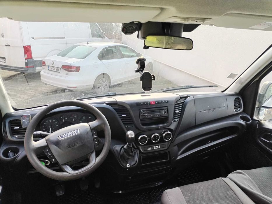 Vand Autoutilitara IVECO 35S11, 3.5 Tone, 7 locuri,  cu macara 700kg