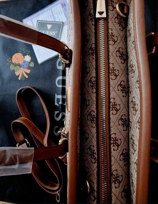 Geanta Guess,2 compartimente,logo metalic,saculet, etichetă