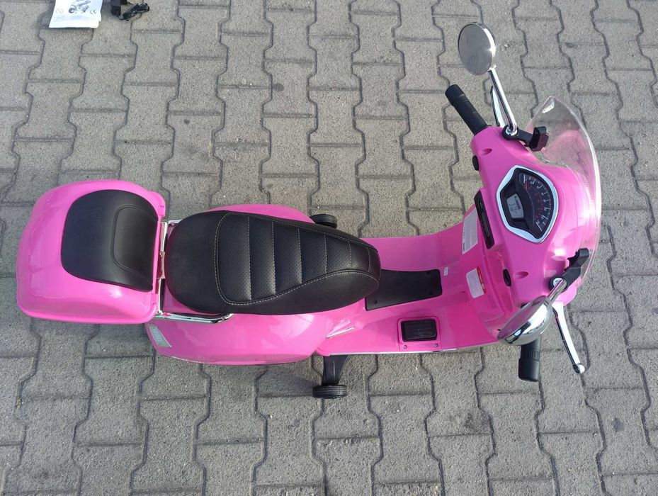 VESPA Акумулаторен мотор голям Vespa GTS Super Розов