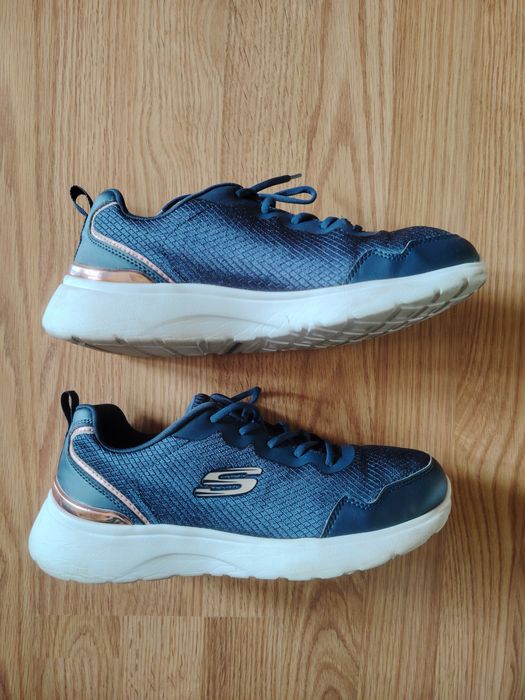 Adidași Adidas și Skechers purtați