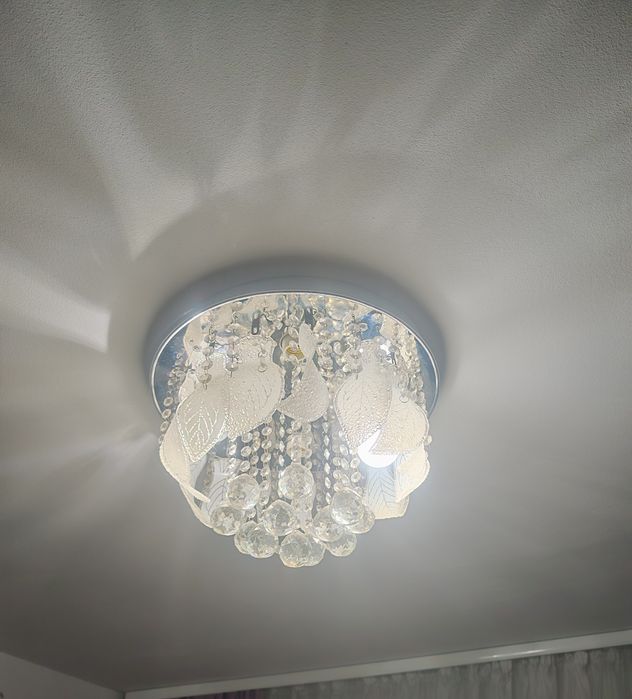 Lustră elegantă cu cristale