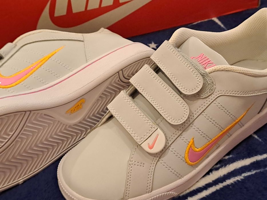 Adidasi Nike originali, noi, cu eticheta, 38,5, reducere pt 2 perechi