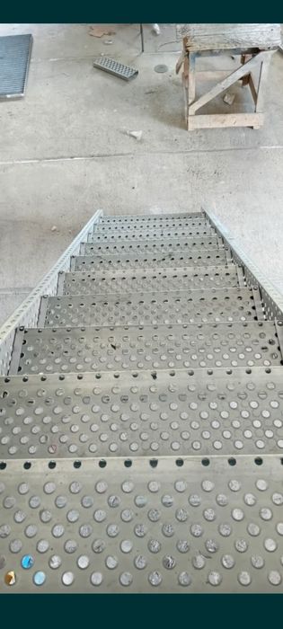 Scari zincate pe comanda