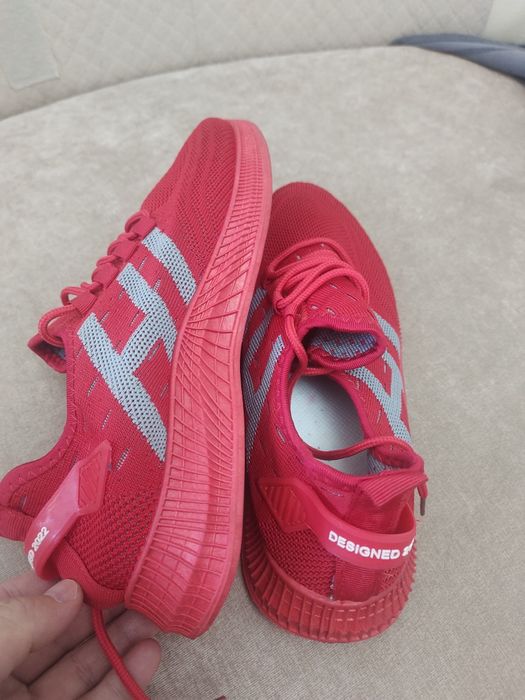 Продам мужские кроссовки