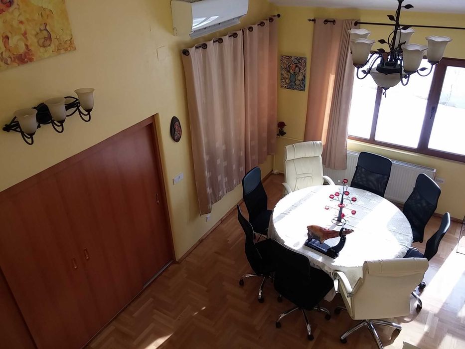 Продава уникална супер сграда, многофункционална, за живеене и бизнес.