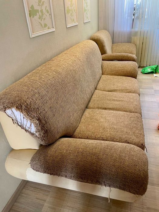 Диван и одно кресло