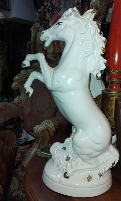 Порцеланови коне.