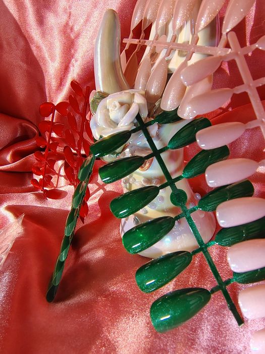 Unghii false cat eye și stickere pentru pipit unghiile