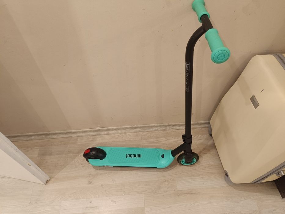 Детска електрическа тротинетка Ninebot Kick Scooter A 6 + Зарядно