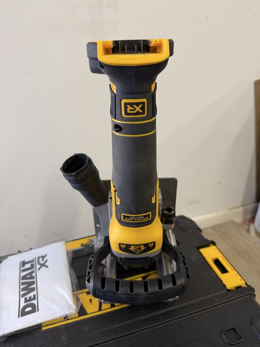 DEWALT DCW682NT Акумулаторна фреза за нутове
