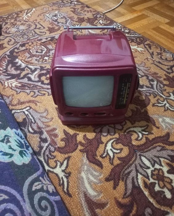 Маленький Черно белый  телевизор