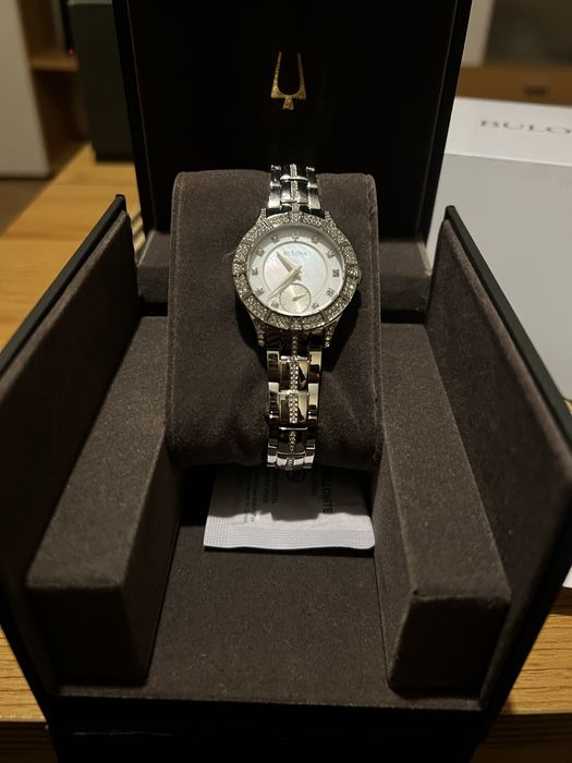 Дамски часовник Bulova чисто нов