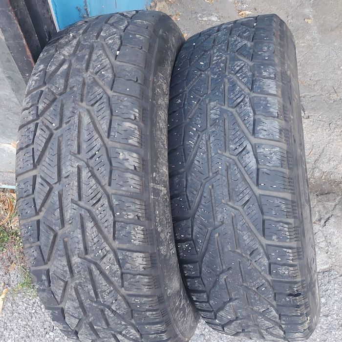 Продавам зимни гуми 2 броя без  кривини   и лепенки