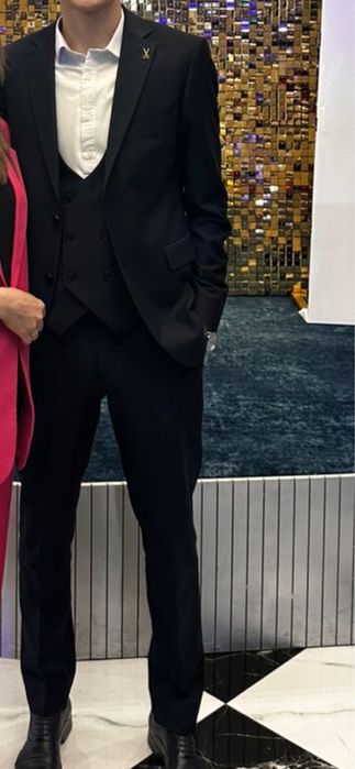 костюм новый.