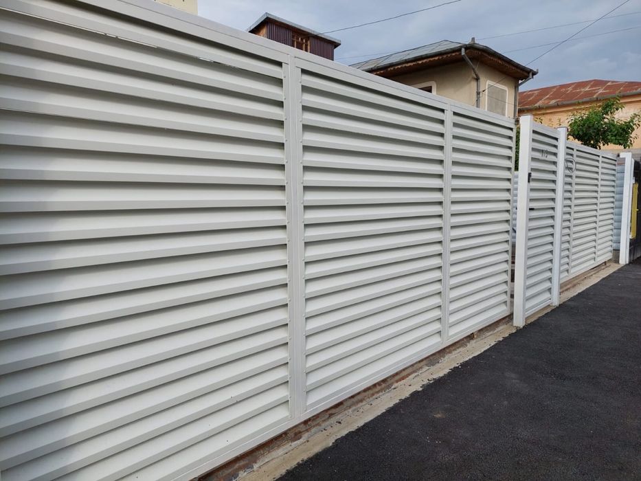 Garduri si porti din sipca metalica, panouri stil jaluzele, tabla cutata, plasa bordurata, fier forjat, BCA si beton si alte modele disponibile