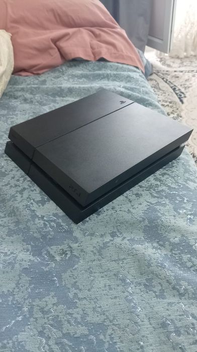 Продаю Sony PlayStation 4
