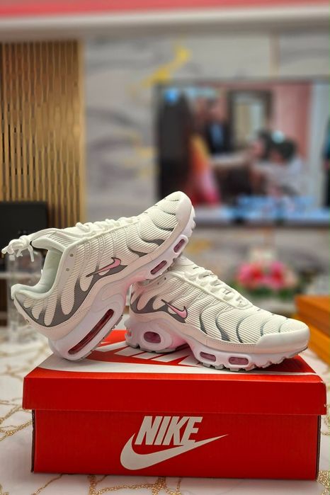 Adidasi Nike Tunde