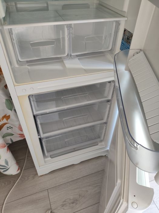 Продам холодильник Indesit
