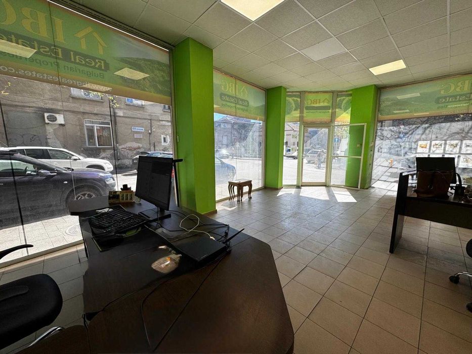 Под наем! Ъглов офис на партерен етаж в центъра на Русе