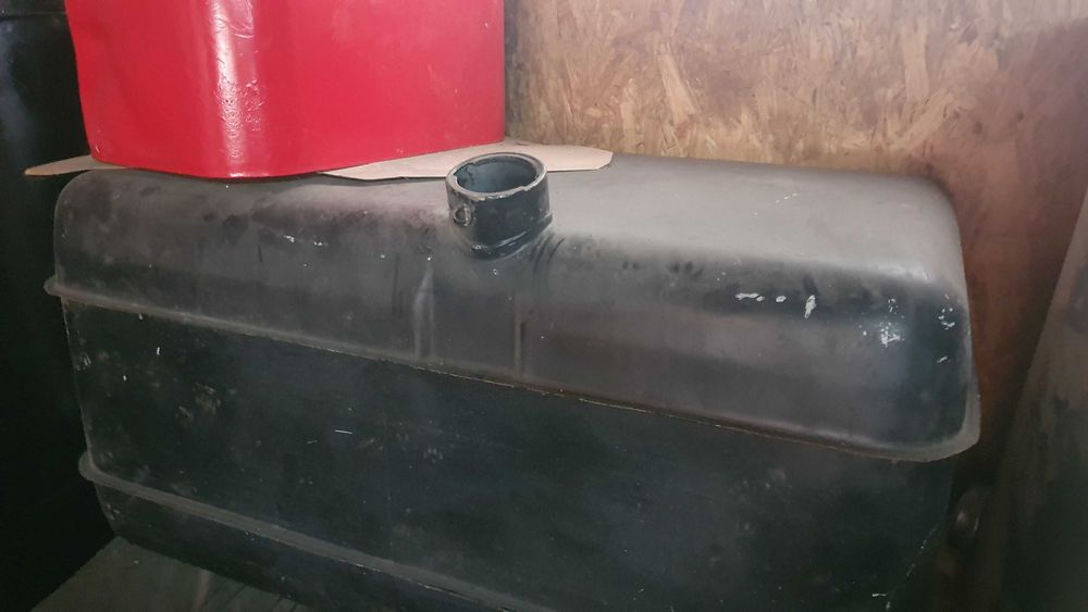 Rezervor combustibil si lichide 420 litri stare buna.
